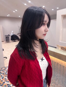 透明感オリーブミディアムレイヤーカット