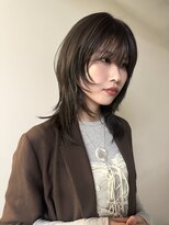 イェン(Yen.) ミディアムレイヤーカットハッシュカットオリーブカラー