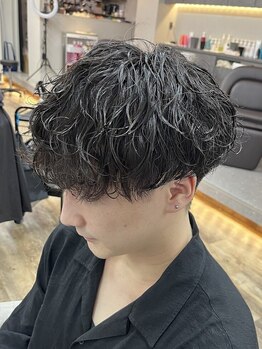 メンズサロンAMNESIA 名古屋 フェード/ヘッドスパ【アムネシア】の写真/骨格補正メンズカット×トレンドのメンズパーマ！パサつきを抑えた極上ウェーブで圧倒的な垢抜けヘアに。