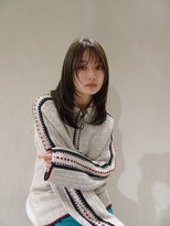 ルル 表参道(lulu.)&nbsp;レイヤーカット ハイライト ミディアム ダークアッシュ【Riku