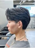 メンズ刈り上げセンターパートフェザーパーマブルーブラック