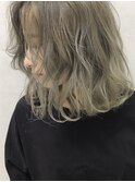ホワイトグレージュ