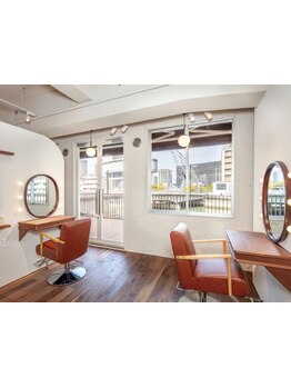 【肥後橋駅徒歩5分】木の温もり感じる北欧styleの半個室空間◇大きな窓から見える水辺の景色に癒されて―。