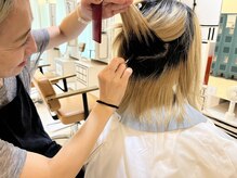 アンプ(amp)の雰囲気（くせ毛、多毛の方から大人気の特別なカット技術【PHI-3CUT】）