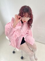 ホロ(hollo) くるくるロングパーマレイヤーカット暖色ピンクブラウン