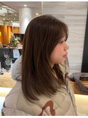 明るめオリーブヘア・まとまるミディアム・ロング