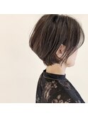 ベージュカラーのコンパクトショート