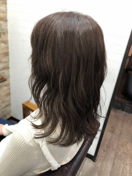 アトリエナガノ(atelier nagano) ニュアンスカラー/センターパート/ツヤ髪スタイル/ブルージュ