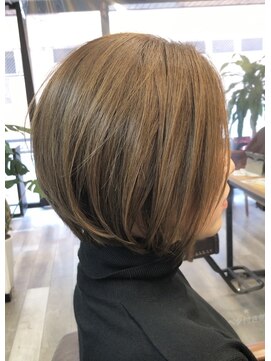 シフトヘア 丸いショートボブ