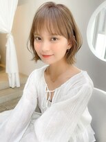 イメチェンヘアスタイルホワイトブロンド外はねボブワイドバング