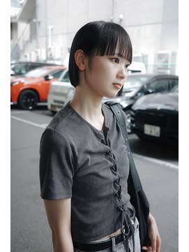 フェイヴィーズ(FavyS) 襟足ギリギリ耳掛けワイドバングパツッと切りっぱなしボブ