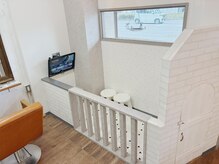 ソルシエ ヘアー(Solcie hair)の雰囲気（セット面横にキッズスペース完備♪お子様とのご来店も可能です。）