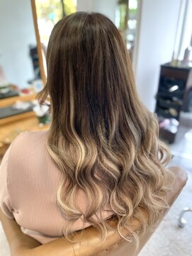 フツーロ 栄(FUTURO) #バレイヤージュ＃ハイライト＃ギャル＃グレージュ＃名古屋