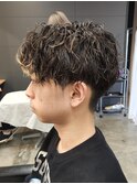 刈り上げセンターパートツイストスパイラルパーマメンズショート