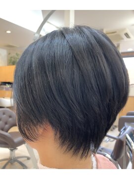 カットハウス はさみの部屋 ショートレイヤー/前下がり/時短ヘア/襟足短め/黒髪/流しバング
