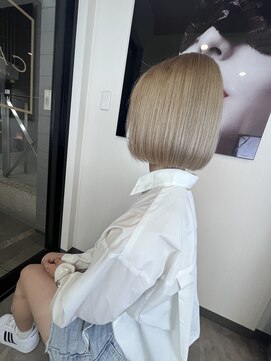 キャロル(CAROL) ブロンドシルバー ボブ