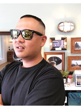 サンディーズバーバーショップ(Sandees) ワイルドツーブロックフェード ボウズ ビジカジ