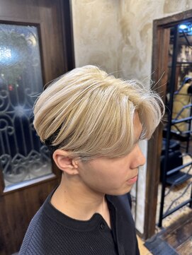 ヘアー クリエイト カルバリ(HAIR CREATE Calbari) センターパート×ブロンドカラー