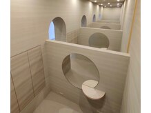 カフェの様な落ち着きある和モダン、半個室のVIP空間