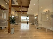 アン アイズ(ann EYES)の雰囲気（木の温もりを感じる広々とした店内）