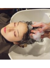 アロマによるリラクゼーションで自分へのご褒美。AVEDAのヘッドスパやトリートメントで頭皮と髪に癒しを。