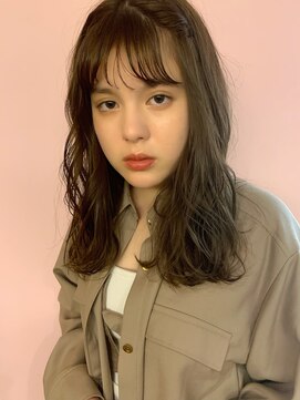 イリ(iri) 〈iri〉ミディアム/ウェーブ/透明感/ヘアアレンジ