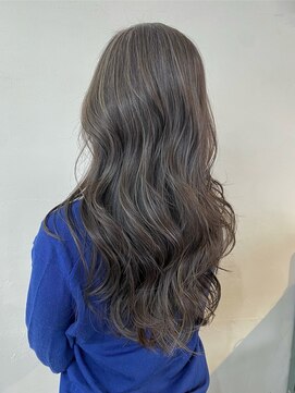 コニーズヘアサロン(Connie's Hair Salon) 美しい毛流れをなぞる繊細なハイライト