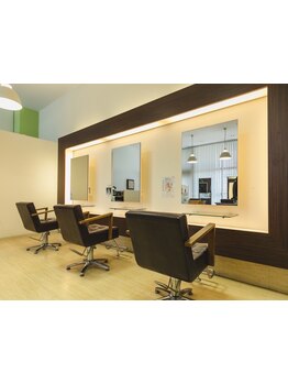 ホワイトとブラウンを基調とした落ち着いた空間◇まるでホテルのラウンジにいるかのような贅沢なひと時を…