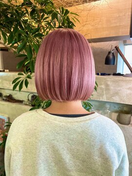 ピンクベージュカラー/ブリーチカラー/パツっとボブ