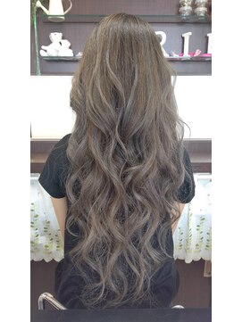 マリーインターナショナル 浦添店(MARIE INTERNATIONAL) ハイライトロングレイヤーグラデーションアッシュグレージュ