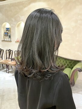 ビュートリアム265(BEAUTRIUM 265) ミディアムレイヤー/ロングレイヤー/おくれ毛/大人かわいい/黒髪