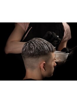 メンズ向けのグレイカラーやダメージレスカラーが人気！あなたに合った色味を提案してくれるのも◎