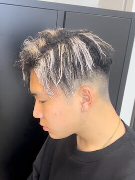 ラビス クローバー(Lovis clover) ベリーショートでホワイトメッシュカラー♪あゆむ