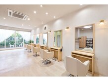 ヘアーズ 本店(HAIRZ)の雰囲気（開放感ある空間で施術をお楽しみください。）