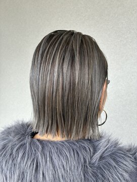 グレージュ×ミニボブ 