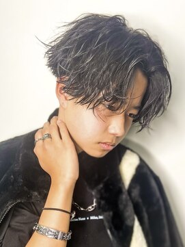 エデンバイトゥルークリエイション(EDEN by True Creation) ツーブロックセンターパートツイストスパイラルパーマ波巻き王道