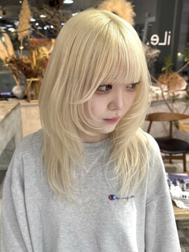 イル(iLe.) レイヤーカット/ウルフ/ホワイトブロンド/外ハネボブ/美髪