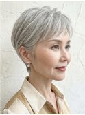 なめらかフォルムの上品グレイショート
