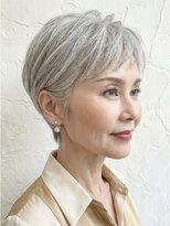 シオミエイチ タイムレス 垂水(shiomi H timeless) なめらかフォルムの上品グレイショート