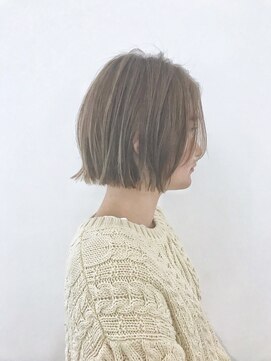 ハロウ 外ハネミニボブ×フォギーベージュ