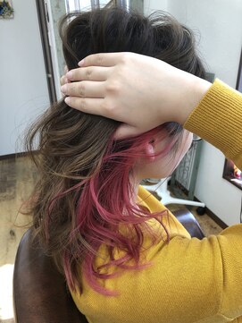 リリー ヘアーアンドビューティー(Lily) インナーカラーvividpink