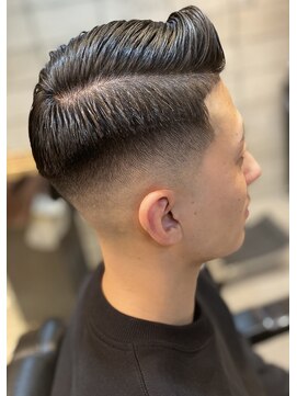 フランクスバーバー アンド ビアークラブ(FRANK'S BARBER and BEER CLUB) サイドグラデーションスキンフェードカットかき上げ七三分け