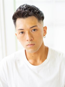 にもう ワイルドアップバング　アイロンパーマ　スキンフェード