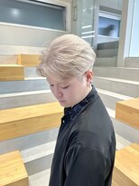 カケル(×.)&nbsp;サラッとセンターパート×ホワイトベージュ！