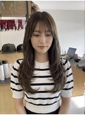 艶感グレージュと顔周りレイヤーで作る大人上品ロング