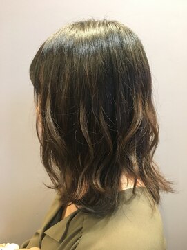 マカ(MAKA) モノトーングレージュ  簡単巻き髪スタイル♪