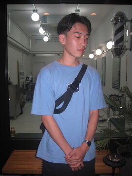 ウェルネス(Wellness) 無造作ヘア、センター分け、ローフェード