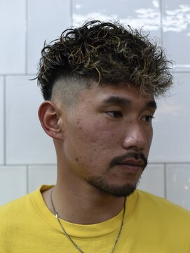 メリケンバーバーショップ フクオカ(MERICAN BARBERSHOP FUK) ハイライトマッシュパーマウルフアッシュブラック