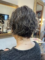 ビハインドザカーテン(BEHIND THE CURTAIN)&nbsp;白髪×くせ毛を活かしたレイヤーショートボブ