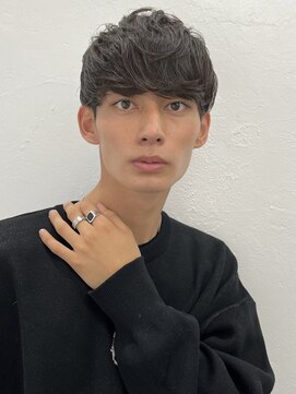 ロイ 南青山 表参道(ROI) 黒髪メンズカットセンターパートマッシュニュアンスパーマ